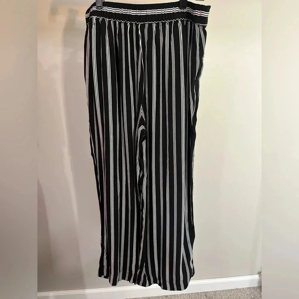 LOFT Black & White Stripe Elastic Waist Cropped Pants M